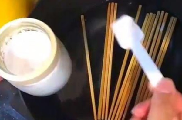 Đũa gỗ bị mốc đen và khó sạch? Mách bạn mẹo này chuyện rửa sạch chúng chưa bao giờ dễ dàng đến thế-4