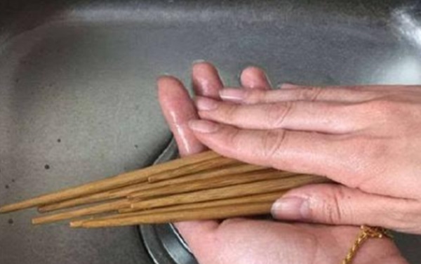 Đũa gỗ bị mốc đen và khó sạch? Mách bạn mẹo này chuyện rửa sạch chúng chưa bao giờ dễ dàng đến thế-6