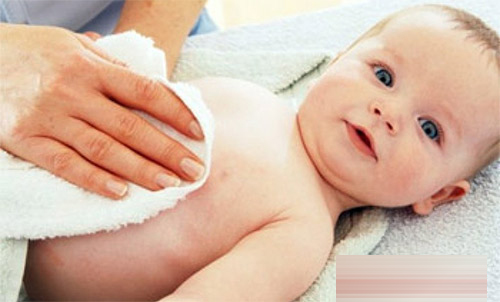 Con 8 tháng tuổi bị sốt cao, người mẹ trẻ đã dùng cách này để hạ sốt khẩn cấp khiến đứa trẻ bị bại não-4