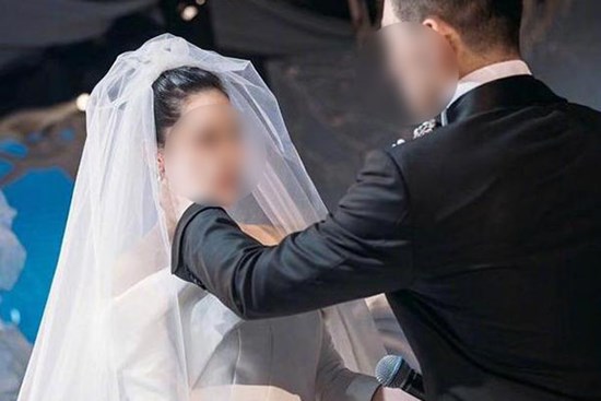 Kết hôn với chàng ngốc làng bên, cô gái bị bạn bè chế giễu, đêm tân hôn một câu nói của bố chồng biến cô thành nàng dâu may mắn nhất