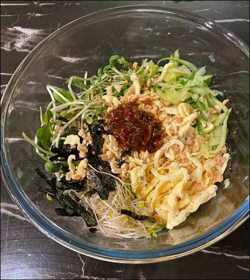 Nữ MC không tuổi showbiz Việt mắc kẹt ở nước ngoài, tự làm bún từ nguyên liệu bất ngờ-2