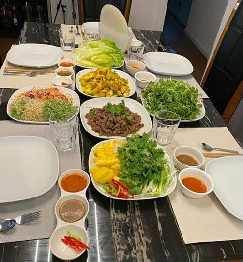 Nữ MC không tuổi showbiz Việt mắc kẹt ở nước ngoài, tự làm bún từ nguyên liệu bất ngờ-4