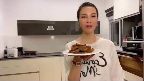 Nữ MC không tuổi showbiz Việt mắc kẹt ở nước ngoài, tự làm bún từ nguyên liệu bất ngờ-6