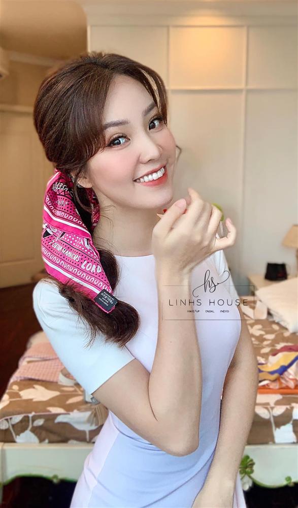 Á hậu Thụy Vân đúng là Đệ nhất mỹ nhân mê váy hoa”, diện toàn item dễ mặc mà nàng công sở có thể đu” theo-1