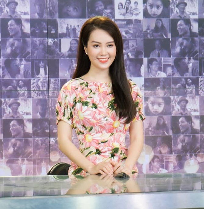 Á hậu Thụy Vân đúng là Đệ nhất mỹ nhân mê váy hoa”, diện toàn item dễ mặc mà nàng công sở có thể đu” theo-5