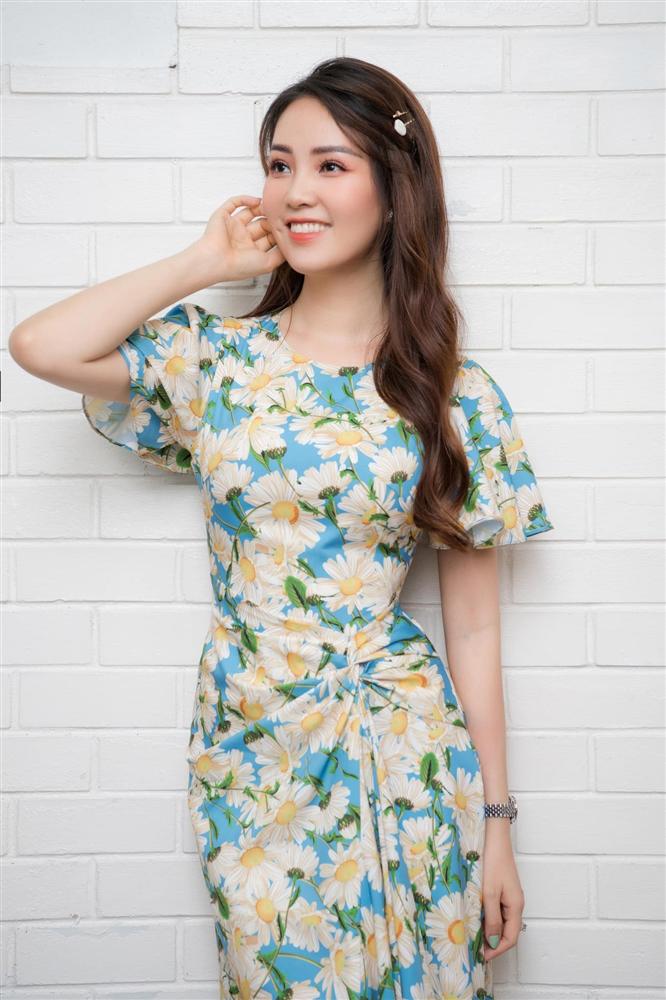 Á hậu Thụy Vân đúng là Đệ nhất mỹ nhân mê váy hoa”, diện toàn item dễ mặc mà nàng công sở có thể đu” theo-6