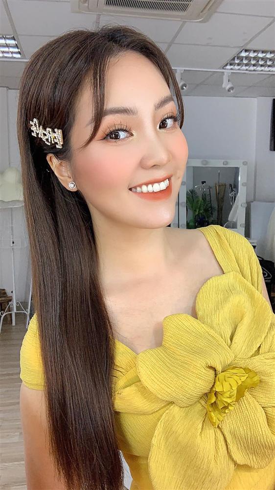 Á hậu Thụy Vân đúng là Đệ nhất mỹ nhân mê váy hoa”, diện toàn item dễ mặc mà nàng công sở có thể đu” theo-12