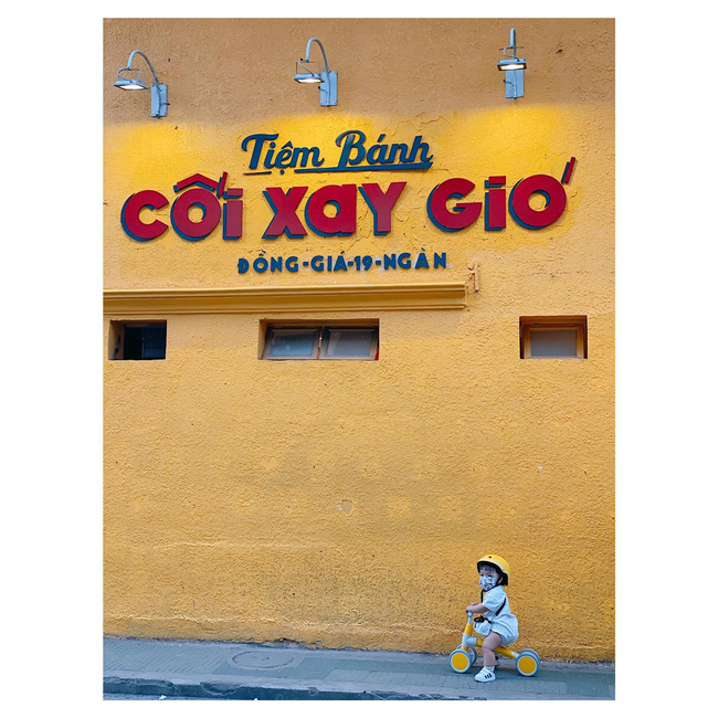 Bộ ảnh Ủn xe 1 vòng Đà Lạt của cậu nhóc 11 tháng tuổi khiến dân mạng thích thú thốt lên: Cute lạc lối là có thật-1