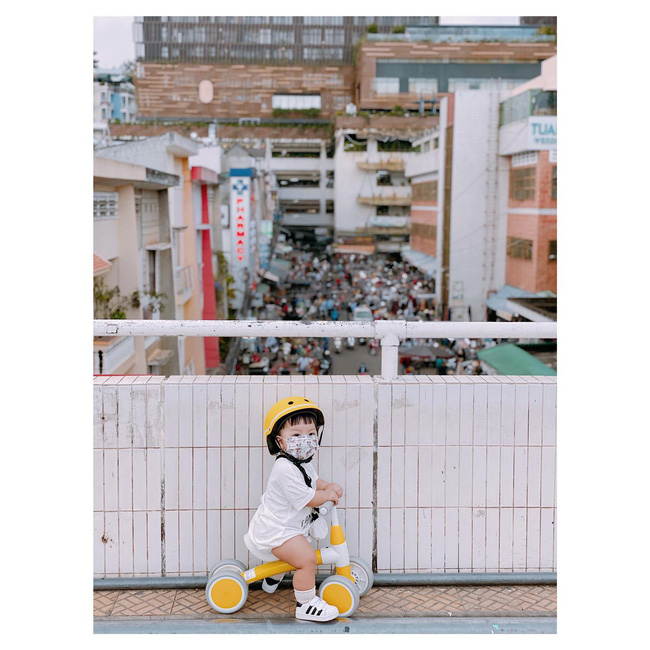 Bộ ảnh Ủn xe 1 vòng Đà Lạt của cậu nhóc 11 tháng tuổi khiến dân mạng thích thú thốt lên: Cute lạc lối là có thật-4