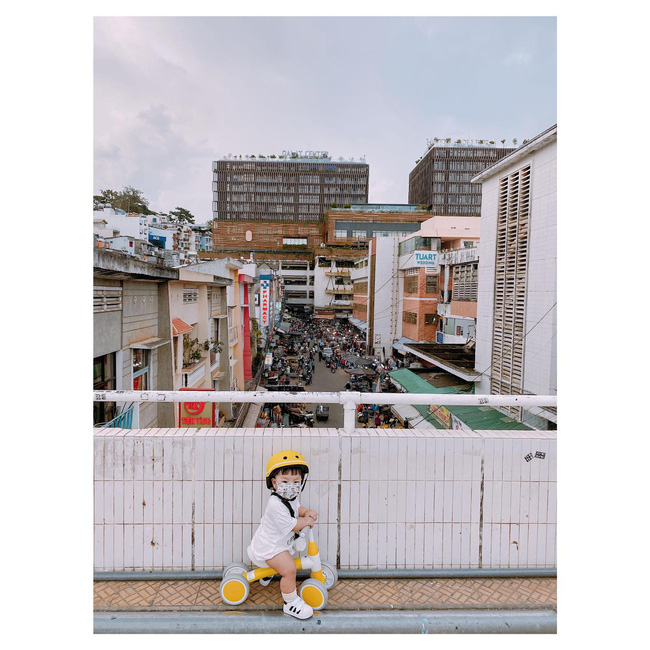 Bộ ảnh Ủn xe 1 vòng Đà Lạt của cậu nhóc 11 tháng tuổi khiến dân mạng thích thú thốt lên: Cute lạc lối là có thật-5