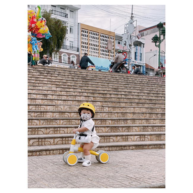 Bộ ảnh Ủn xe 1 vòng Đà Lạt của cậu nhóc 11 tháng tuổi khiến dân mạng thích thú thốt lên: Cute lạc lối là có thật-6