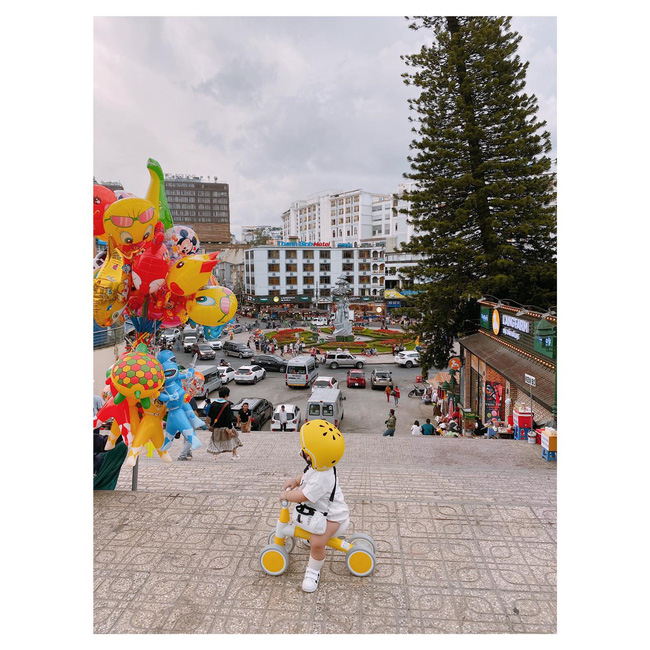 Bộ ảnh Ủn xe 1 vòng Đà Lạt của cậu nhóc 11 tháng tuổi khiến dân mạng thích thú thốt lên: Cute lạc lối là có thật-7