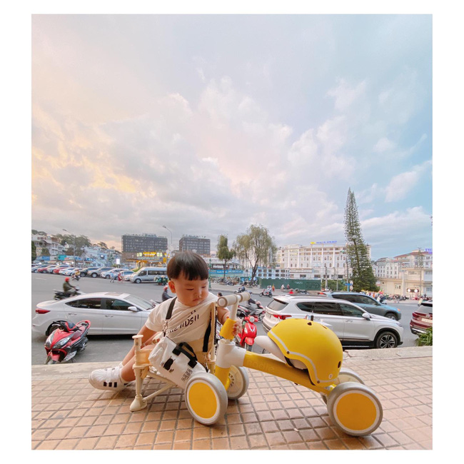 Bộ ảnh Ủn xe 1 vòng Đà Lạt của cậu nhóc 11 tháng tuổi khiến dân mạng thích thú thốt lên: Cute lạc lối là có thật-10
