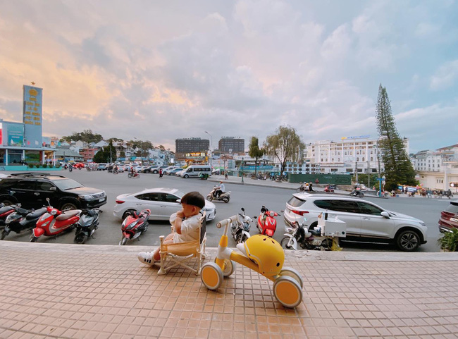 Bộ ảnh Ủn xe 1 vòng Đà Lạt của cậu nhóc 11 tháng tuổi khiến dân mạng thích thú thốt lên: Cute lạc lối là có thật-11