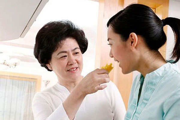 Bị 3 bà chị dâu xỉa xói đồ con dâu máu lạnh vì không khóc trong đám tang mẹ chồng, chị lạnh nhạt đáp lại một câu khiến tất cả cứng họng-4