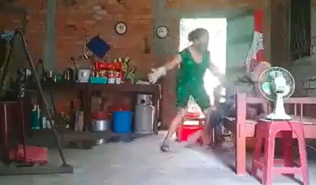 Vụ cụ bà bị con dùng chổi quất vào mặt, xé quần áo: Hai mẹ con ở cách biệt mọi người xung quanh-3