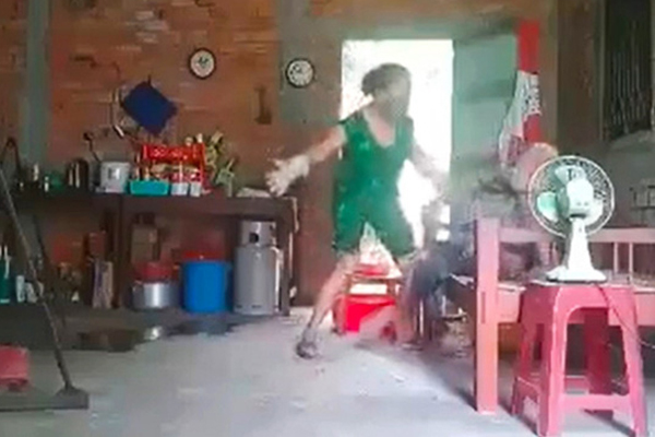 Vụ con gái hành hạ, đổ rác vào mặt mẹ già 88 tuổi ở Long An: Sau khi bà cụ mất, cháu ngoại gửi clip cho người thân-2