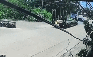 Xe công lùi trúng 2 người phụ nữ đi xe máy, diễn biến tiếp theo khiến tất cả hoảng sợ-1