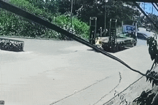 Xe công lùi trúng 2 người phụ nữ đi xe máy, diễn biến tiếp theo khiến tất cả hoảng sợ