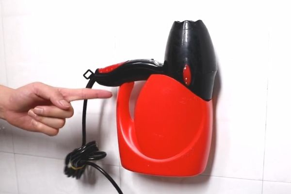 Đừng vội vứt chai nước giặt đi, nếu cắt nó theo hình tròn và treo trong phòng tắm, cả gia đình sẽ đổ xô sử dụng-5