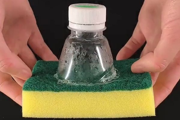 Chai nhựa cắt dán lên miếng cọ rửa lại hóa tác dụng thần kỳ chuyên sử dụng trong nhà bếp-2