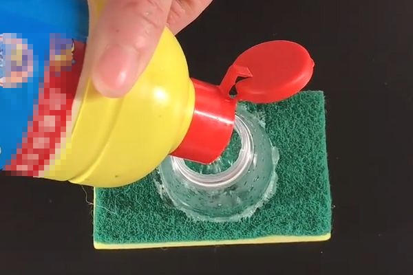 Chai nhựa cắt dán lên miếng cọ rửa lại hóa tác dụng thần kỳ chuyên sử dụng trong nhà bếp-3