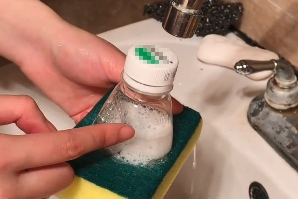 Chai nhựa cắt dán lên miếng cọ rửa lại hóa tác dụng thần kỳ chuyên sử dụng trong nhà bếp-4