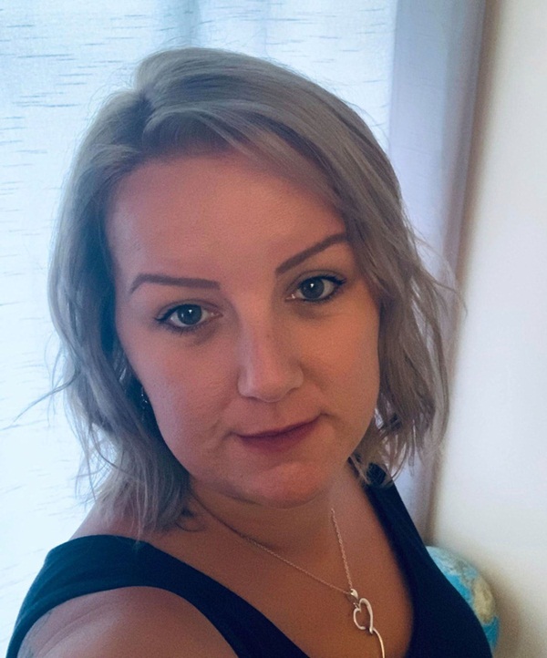 Đặt mua bình nước mới tinh trên mạng cho con gái mang đi học, bà mẹ vừa mở nắp chiếc bình ra đã kinh hãi khi phát hiện ra thứ bên trong-1