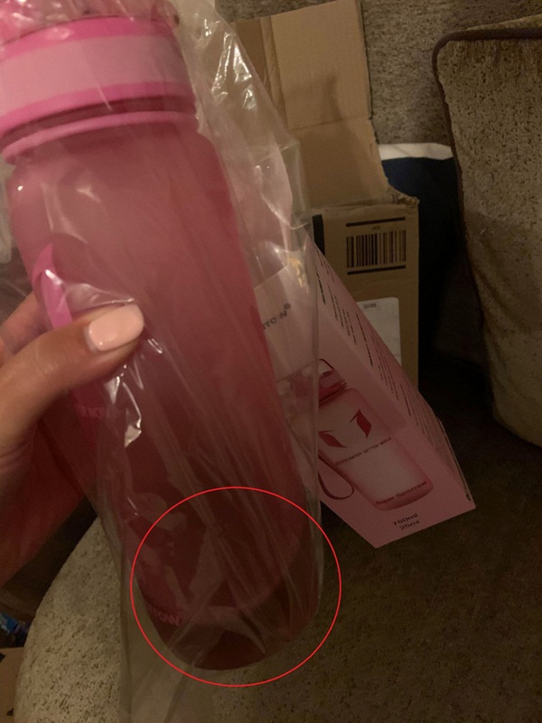 Đặt mua bình nước mới tinh trên mạng cho con gái mang đi học, bà mẹ vừa mở nắp chiếc bình ra đã kinh hãi khi phát hiện ra thứ bên trong-2
