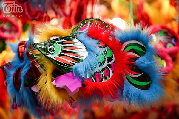 Phố Hàng Mã rực rỡ các mặt hàng Trung thu nhưng buôn bán ế ẩm, phụ thu 50k tiền chụp ảnh nếu không mua đồ-1