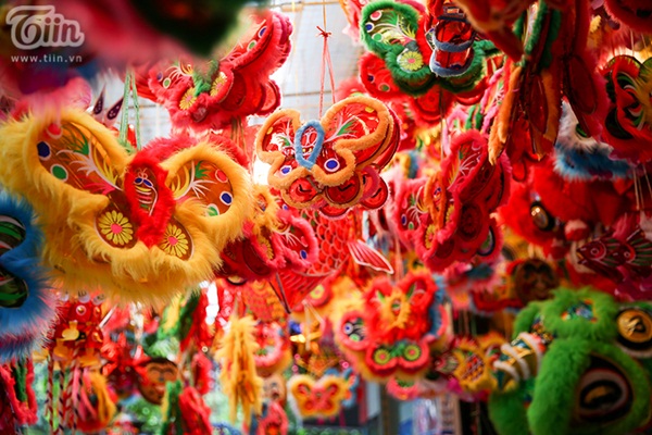 Phố Hàng Mã rực rỡ các mặt hàng Trung thu nhưng buôn bán ế ẩm, phụ thu 50k tiền chụp ảnh nếu không mua đồ-3