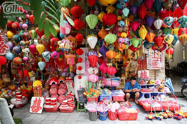 Phố Hàng Mã rực rỡ các mặt hàng Trung thu nhưng buôn bán ế ẩm, phụ thu 50k tiền chụp ảnh nếu không mua đồ-10