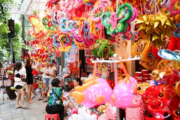 Phố Hàng Mã rực rỡ các mặt hàng Trung thu nhưng buôn bán ế ẩm, phụ thu 50k tiền chụp ảnh nếu không mua đồ-12