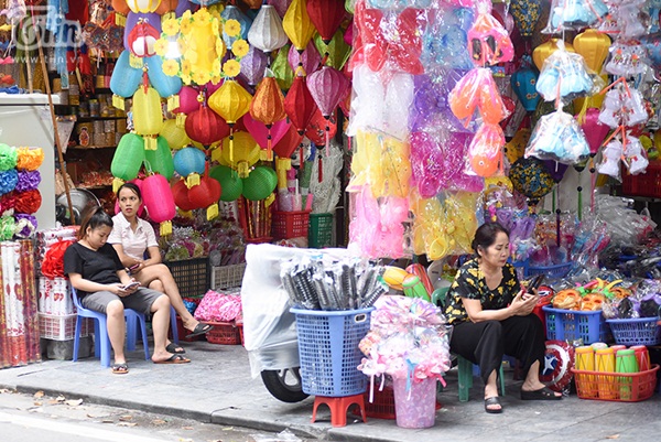 Phố Hàng Mã rực rỡ các mặt hàng Trung thu nhưng buôn bán ế ẩm, phụ thu 50k tiền chụp ảnh nếu không mua đồ-13