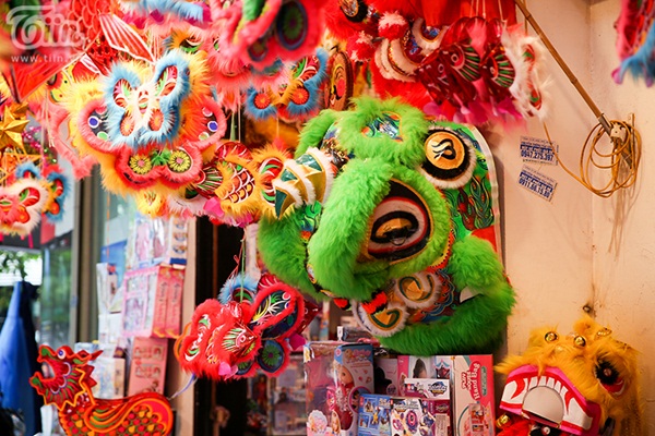 Phố Hàng Mã rực rỡ các mặt hàng Trung thu nhưng buôn bán ế ẩm, phụ thu 50k tiền chụp ảnh nếu không mua đồ-7