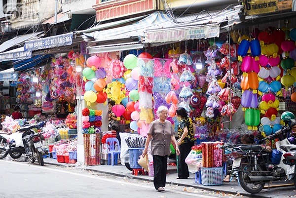 Phố Hàng Mã rực rỡ các mặt hàng Trung thu nhưng buôn bán ế ẩm, phụ thu 50k tiền chụp ảnh nếu không mua đồ-16
