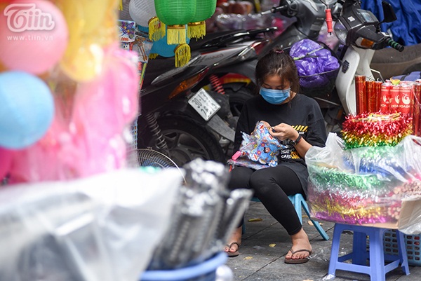 Phố Hàng Mã rực rỡ các mặt hàng Trung thu nhưng buôn bán ế ẩm, phụ thu 50k tiền chụp ảnh nếu không mua đồ-17