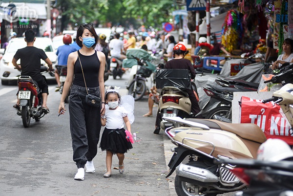 Phố Hàng Mã rực rỡ các mặt hàng Trung thu nhưng buôn bán ế ẩm, phụ thu 50k tiền chụp ảnh nếu không mua đồ-19