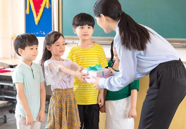 Giáo viên mầm non đăng tin lên mạng xã hội, phụ huynh xem được nhao nhao làm ầm lên, hiệu trưởng nói: Đã sa thải”-3