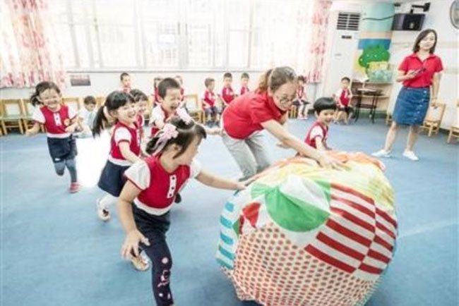 Giáo viên mầm non đăng tin lên mạng xã hội, phụ huynh xem được nhao nhao làm ầm lên, hiệu trưởng nói: Đã sa thải”-4