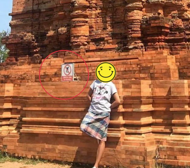 Chúng Huyền Thanh bị nhắc nhở vì ngồi lên tháp cổ để sống ảo dù có bảng cấm, người trong cuộc nói gì?-2