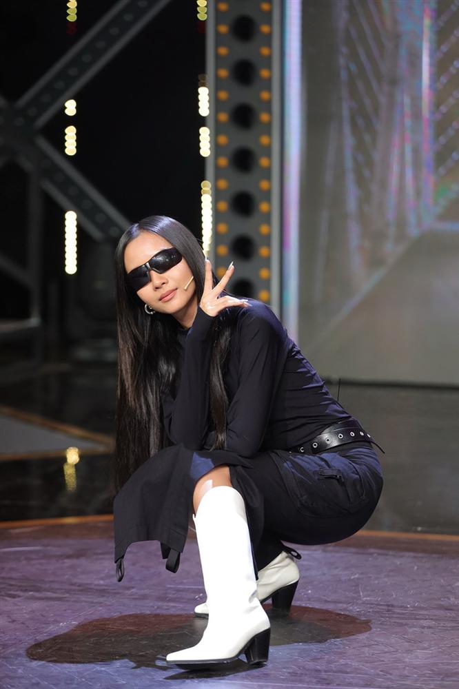 Suboi bất ngờ đụng độ Lisa: Nữ hoàng Rap Việt da nâu bao ngầu, Lisa da trắng nõn kiêu sa-6