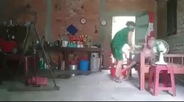 Vụ con gái hành hạ, đổ rác vào mặt mẹ già 88 tuổi ở Long An: Sau khi bà cụ mất, cháu ngoại gửi clip cho người thân-1