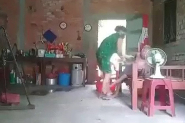 Con gái hành hạ mẹ già ở Long An khai bực tức việc mẹ không để lại tài sản gì nhưng phải một mình chăm-3