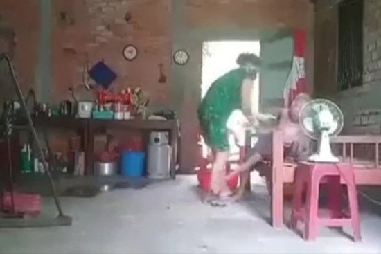 Vụ con gái hành hạ, đổ rác vào mặt mẹ già 88 tuổi ở Long An: Sau khi bà cụ mất, cháu ngoại gửi clip cho người thân