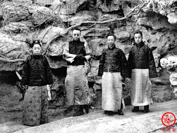 Loạt ảnh cũ về hậu cung của Hoàng đế Quang Tự triều nhà Thanh: Hoàng hậu lưng gù, phi tần có vóc dáng mũm mĩm-8