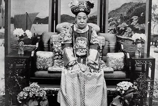 Loạt ảnh cũ về hậu cung của Hoàng đế Quang Tự triều nhà Thanh: Hoàng hậu lưng gù, phi tần có vóc dáng mũm mĩm