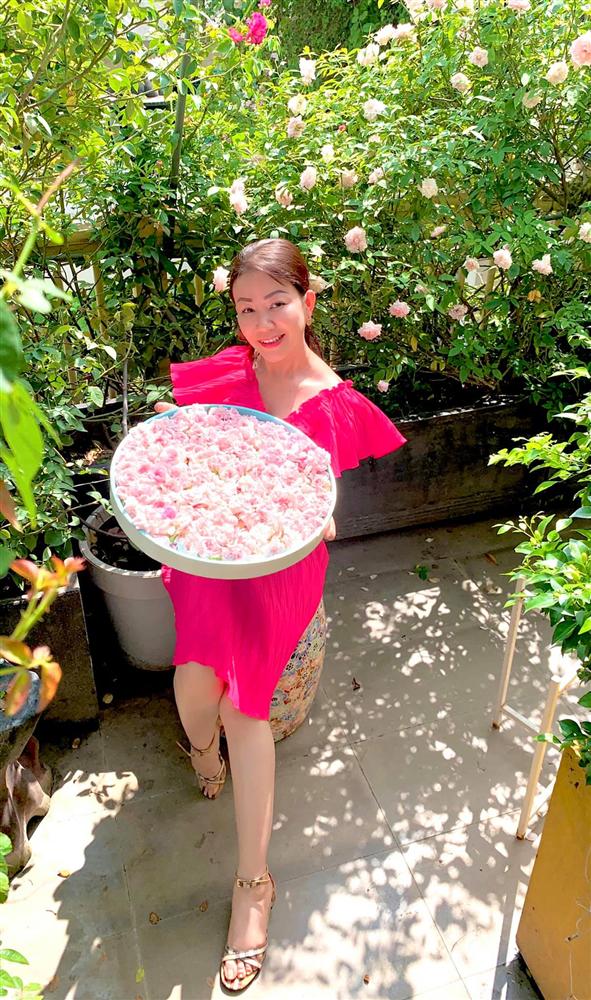 Ghen tị khu vườn 200m² ngập tràn hoa tươi và rau củ quả sạch trên sân thượng của nữ doanh nhân Sài Gòn-1