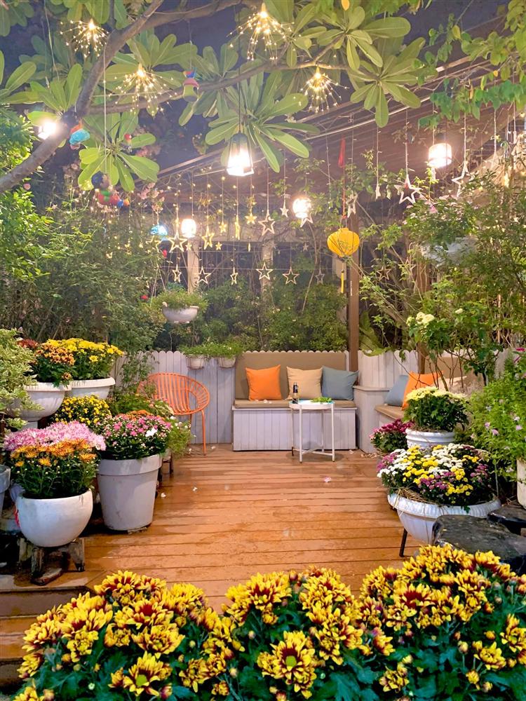 Ghen tị khu vườn 200m² ngập tràn hoa tươi và rau củ quả sạch trên sân thượng của nữ doanh nhân Sài Gòn-2
