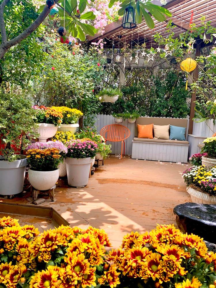 Ghen tị khu vườn 200m² ngập tràn hoa tươi và rau củ quả sạch trên sân thượng của nữ doanh nhân Sài Gòn-21